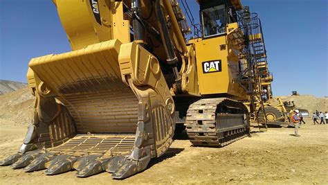 largest excavator cat makes